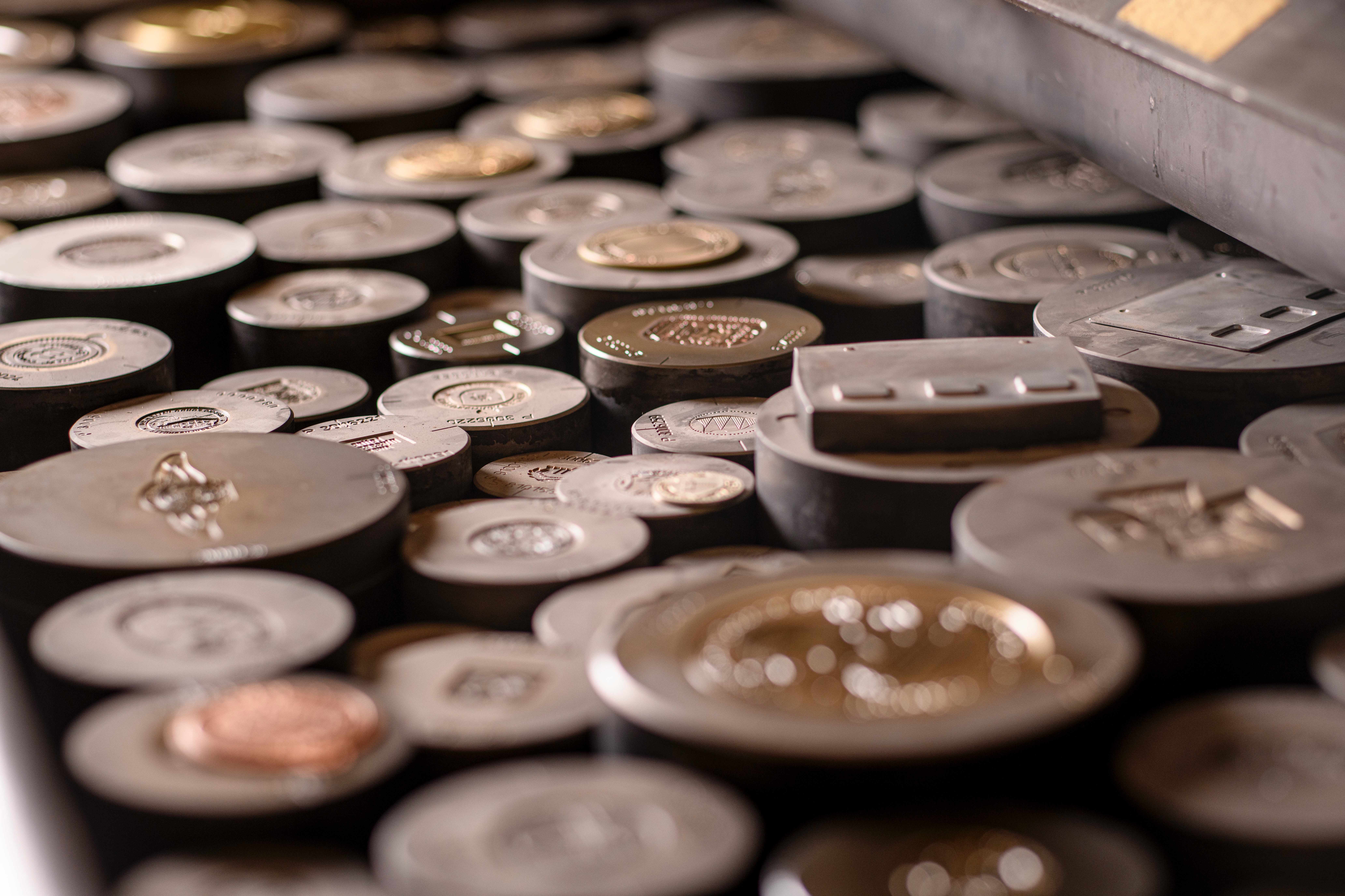 Unsere Produktion DAMALS und HEUTE: Das Prägen